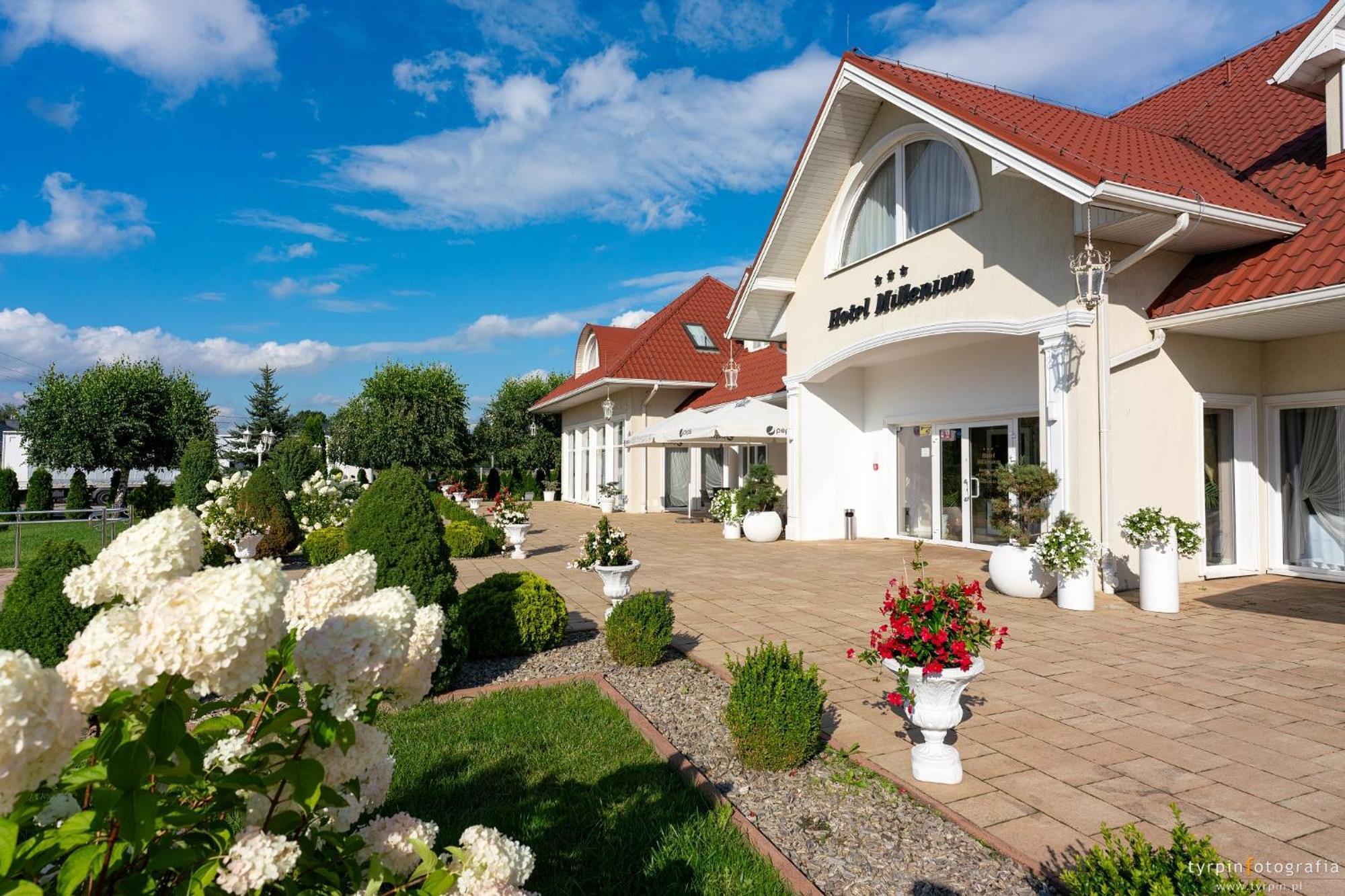 Hotel Millenium Góra Motyczna Exterior foto